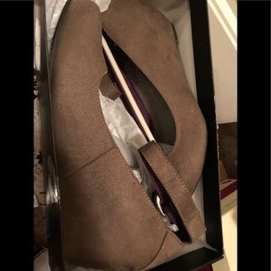 Gray/pewter suede closed-toe, w ankle strap,  8.5